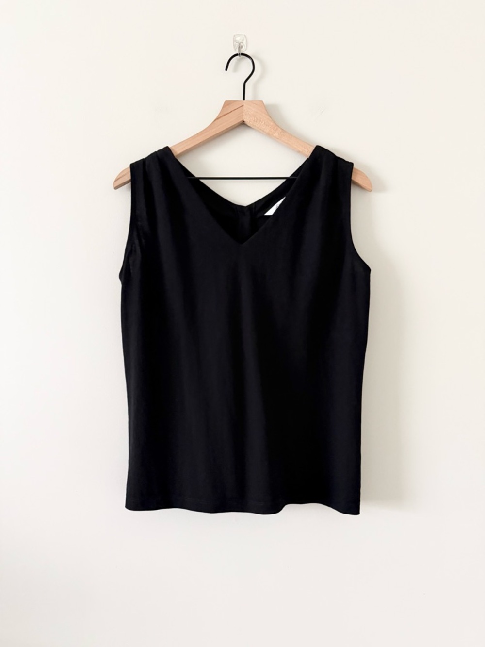 Foxcroft NYC Black V-Neck Sleeveless Tank Button Back Size M